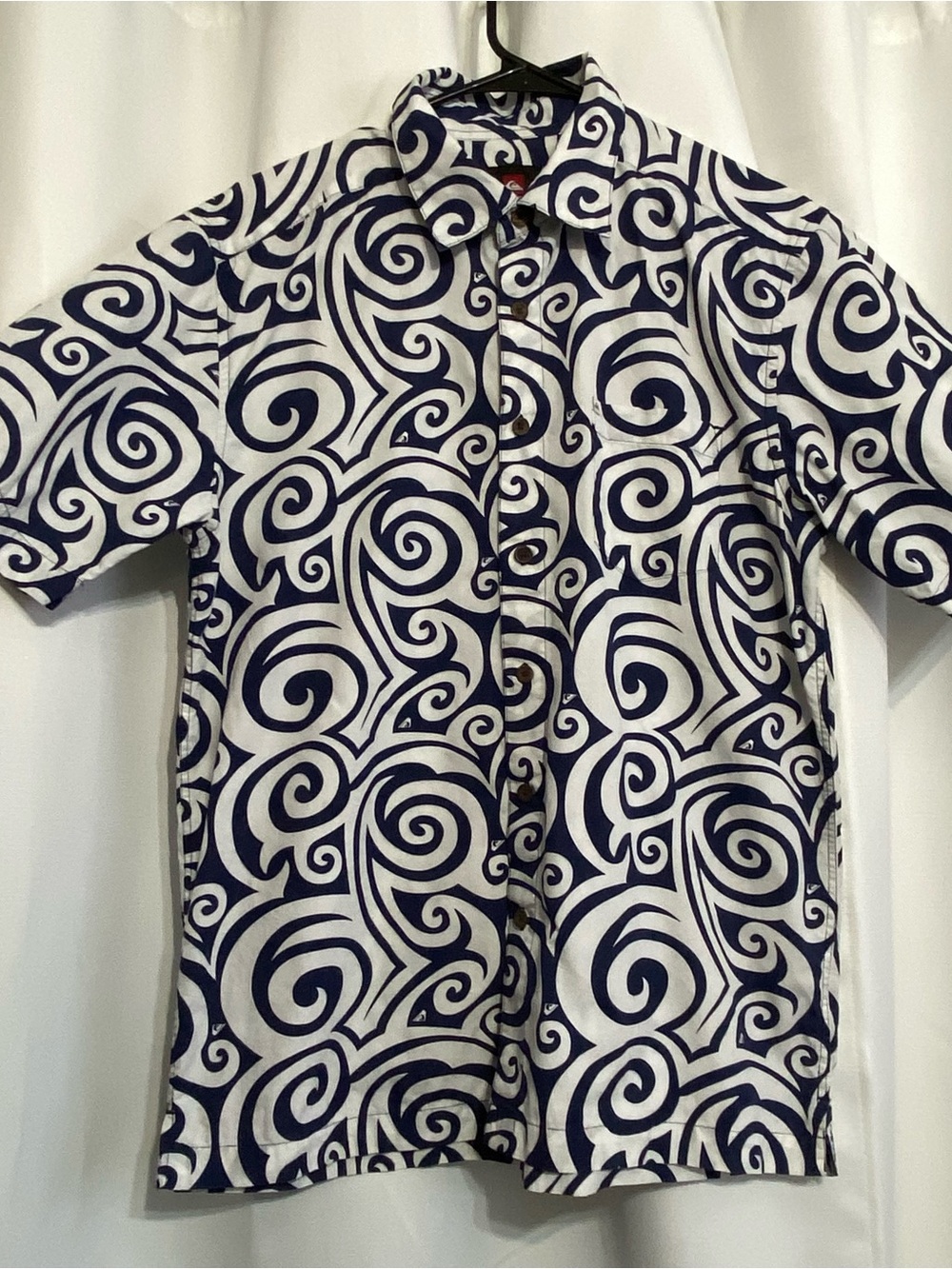 Quiksilver Mens Button Down Shirt Blue White Abstract Wave Print Size Small SS